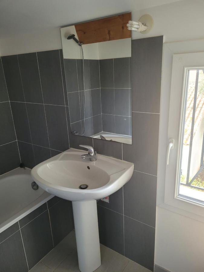 Appartement Avec Exterieur Aigues-Mortes Bagian luar foto